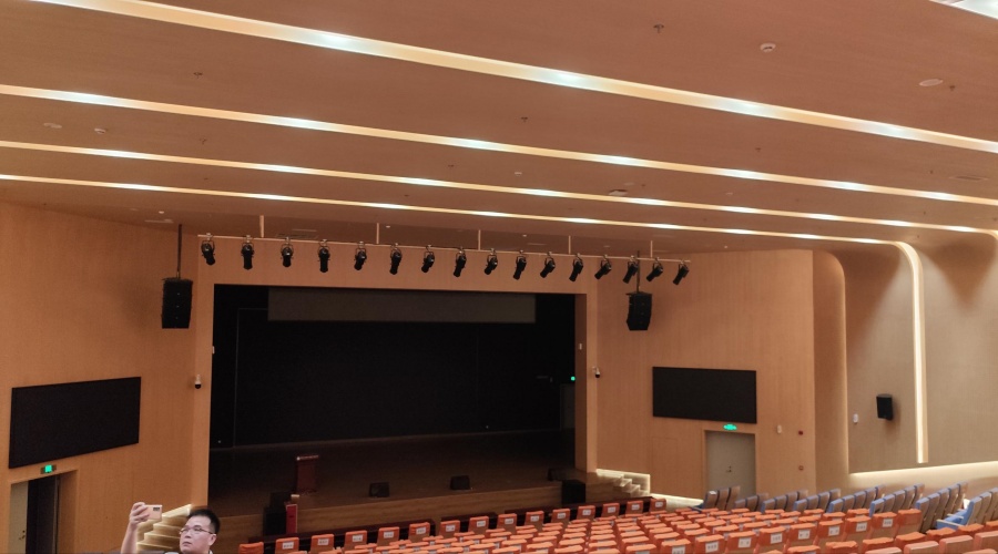 饰纪上品GRG厂家：深圳坪山实验学校GRG报告厅穿孔板工程案