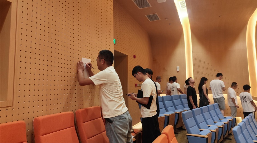 深圳坪山实验学校GRG报告厅穿孔板工程案例